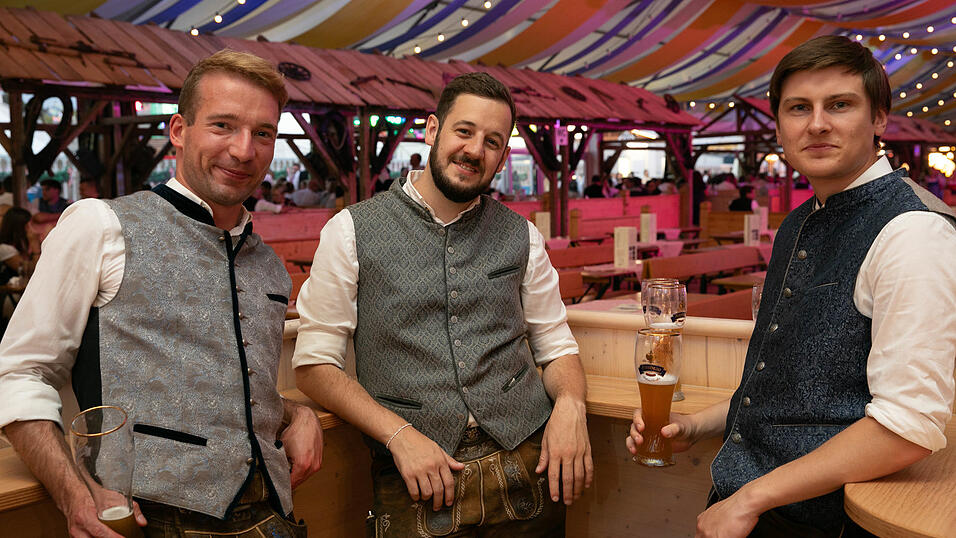 Die Partybilder vom Dienstag, 12. August, aus dem Festzelt Reisinger. Die Partybilder vom Dienstag, 12. August, aus dem Festzelt Reisinger.