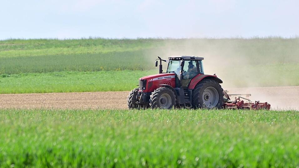 Ein Rumäne hat einen Massey Ferguson Traktor geklaut. Ein Rumäne hat einen Massey Ferguson Traktor geklaut.