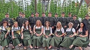 Die Jagdhornbläsergruppe Holledau mit ihrem Leiter Hans Huber (links) in ihrem Jubiläumsjahr, das am 11. Juli mit einem großen Konzert im Rahmen des Hopfenfestes in Mainburg gefeiert wird. Die Jagdhornbläsergruppe Holledau mit ihrem Leiter Hans Huber (links) in ihrem Jubiläumsjahr, das am 11. Juli mit einem großen Konzert im Rahmen des Hopfenfestes in Mainburg gefeiert wird.