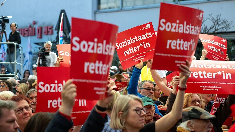 Arbeitnehmer wollen in Nürnberg gegen den Abbau beim Sozialstaat demonstrieren. (Archivbild) Arbeitnehmer wollen in Nürnberg gegen den Abbau beim Sozialstaat demonstrieren. (Archivbild)