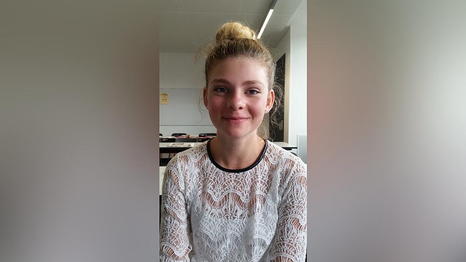 Julia, 14, 8. Klasse, Gymnasium Dingolfing: 'Im G9 kann man sicher intensiver arbeiten und der Lernaufwand ist nicht so hoch. Ich gehe mehrmals pro Woche reiten. Gerne w&uuml;rde ich auch noch ein Instrument lernen, aber daf&uuml;r reicht die Zeit einfach nicht. Manchmal w&uuml;nsche ich mir Zeit, um einfach mal nichts zu tun. Aber das gibt es fast nicht.'