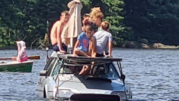 Dieses ungewöhnliche Amphibienfahrzeug einer Urlauberfamilie aus Holland bescherte der Polizei die wohl kurioseste Verfolgungsjagd des Jahres. Dieses ungewöhnliche Amphibienfahrzeug einer Urlauberfamilie aus Holland bescherte der Polizei die wohl kurioseste Verfolgungsjagd des Jahres.
