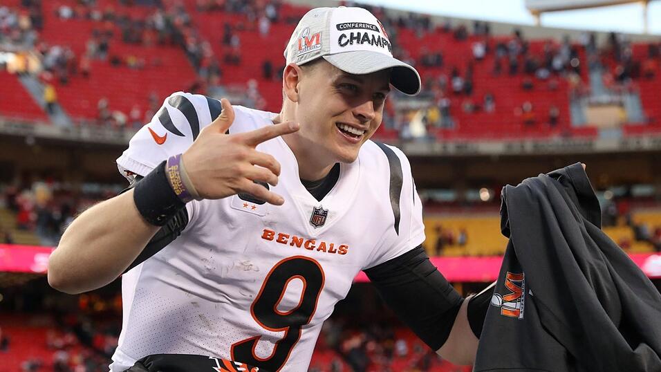 Joe Burrow: Der Quarterback der Cincinnati Bengals ist der zentrale Baustein in der bislang so unerwartet erfolgreichen Saison seiner Mannschaft. Burrow spielt erst seine zweite NFL-Saison und hat noch dazu erst einen Kreuzbandriss überstanden. Er lässt sich quasi nie aus der Ruhe bringen, ist außergewöhnlich talentiert und bei einem Sieg der Bengals gegen die Rams mit sehr hoher Wahrscheinlichkeit der Grund dafür gewesen. Joe Burrow: Der Quarterback der Cincinnati Bengals ist der zentrale Baustein in der bislang so unerwartet erfolgreichen Saison seiner Mannschaft. Burrow spielt erst seine zweite NFL-Saison und hat noch dazu erst einen Kreuzbandriss überstanden. Er lässt sich quasi nie aus der Ruhe bringen, ist außergewöhnlich talentiert und bei einem Sieg der Bengals gegen die Rams mit sehr hoher Wahrscheinlichkeit der Grund dafür gewesen.