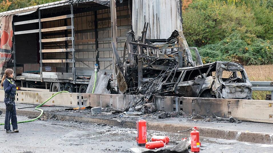 Bei einem Unfall auf der A59 bei Köln ist ein Mensch getötet worden.