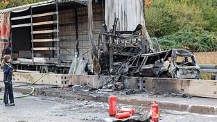 Bei einem Unfall auf der A59 bei Köln ist ein Mensch getötet worden.