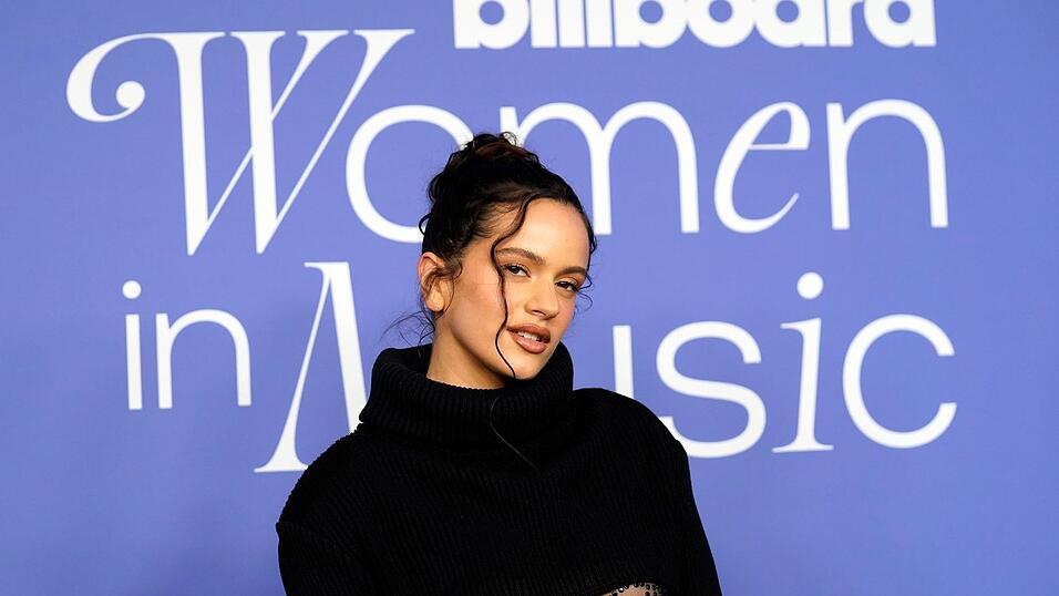 Rosalía hat in Barcelona ihr neues Album «Lux» erstmals einem größeren Publikum vorgestellt. Rosalía hat in Barcelona ihr neues Album «Lux» erstmals einem größeren Publikum vorgestellt.