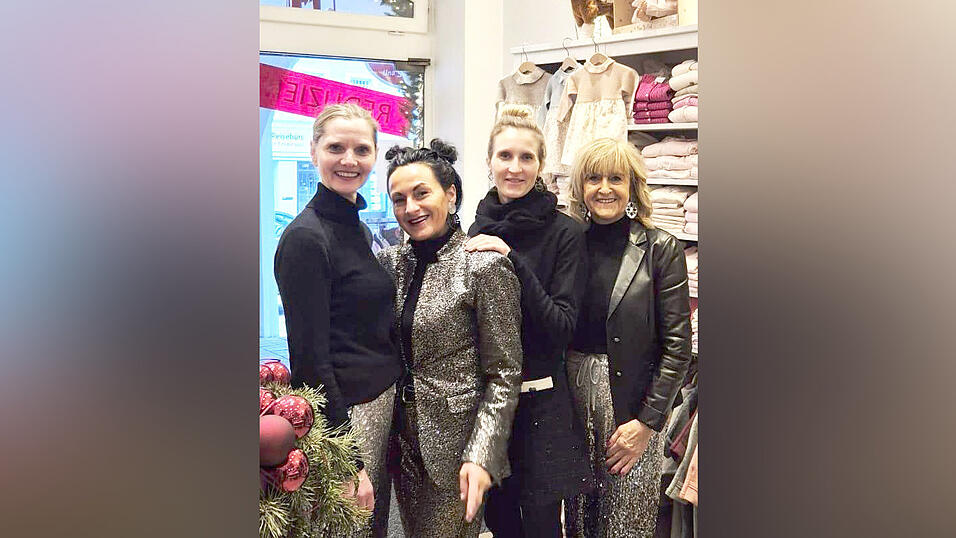Hildegard Trappentreu (von rechts) mit ihren Töchtern Daniela und Alexa und Christine Ulbrich, die im Geschäft arbeitet. Hildegard Trappentreu (von rechts) mit ihren Töchtern Daniela und Alexa und Christine Ulbrich, die im Geschäft arbeitet.