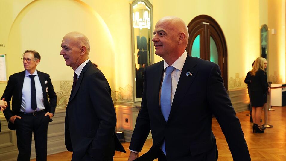 Das Verh&auml;ltnis des DFB mit Bernd Neuendorf (l) zur FIFA und Gianni Infantino hat sich inzwischen entspannt. (Archivbild)