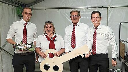 Bauleiter Bernhard Sch&uuml;tz (links) und Martin Auburger (rechts) gaben den symbolischen Schl&uuml;ssel des Sportheims an die Vorstandschaft zur&uuml;ck.
