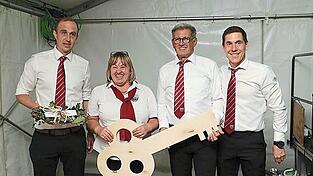 Bauleiter Bernhard Schütz (links) und Martin Auburger (rechts) gaben den symbolischen Schlüssel des Sportheims an die Vorstandschaft zurück. Bauleiter Bernhard Schütz (links) und Martin Auburger (rechts) gaben den symbolischen Schlüssel des Sportheims an die Vorstandschaft zurück.