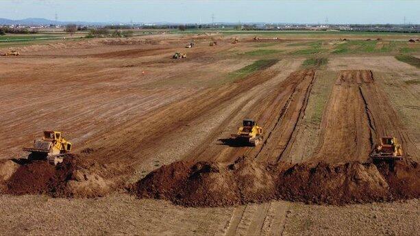 Zahlreiche Baumaschinen sind derzeit auf dem Gel&auml;nde bei Stra&szlig;kirchen zu Gange.