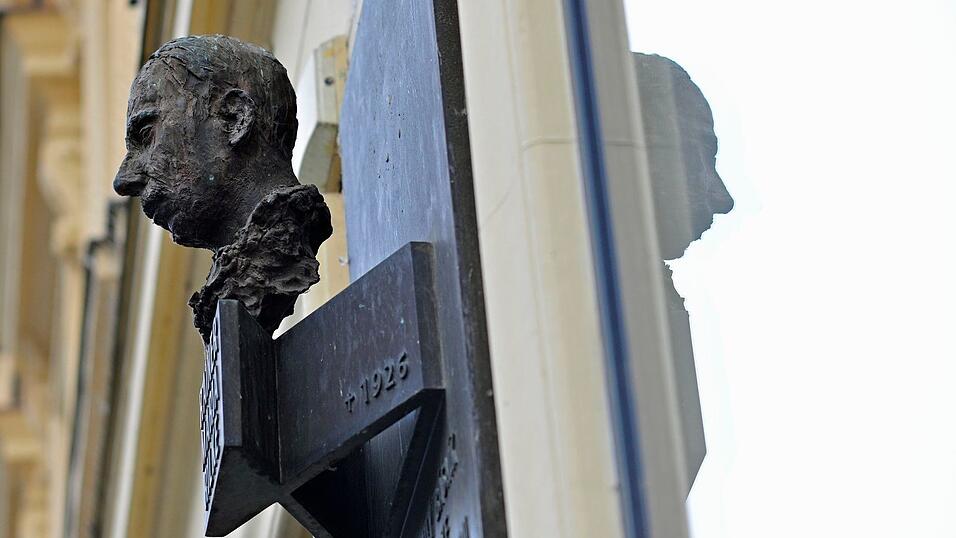 In Prag erinnert eine Büste an den Schriftsteller Rainer Maria Rilke (1875-1926). Hier besuchte er die Volksschule.