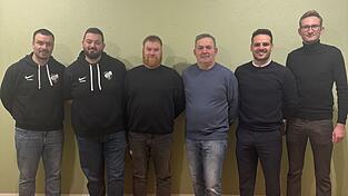 Arbeiten auch in der kommenden Saison beim SV Gro&szlig;k&ouml;llnbach zusammen: (v.l.) Phillip Danner, Torwart-Trainer Bruno Kartmann, Co-Trainer Thomas Waldherr, Cheftrainer Alfred Blenninger, Hugo Pradela (spielender Co-Trainer) und Lukas Strigl.