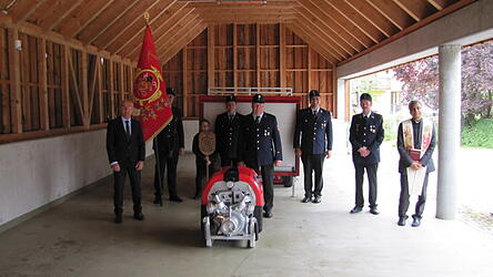 Nach der Installation und Weihe der neuen Feuerwehrpumpe Ziegler Ultra Power 4 war Fototermin mit B&uuml;rgermeister Harry B&uuml;ttner, F&auml;hnrich J&uuml;rgen Luginger, Taferlbub Sebastian Schreyer, FFW-Vorsitzendem Martin Schreyer, Kommandant Erhard Winter junior, Vorsitzendem Walter Weber, zweitem Kommandanten Elmar Held und dem Geistlichen Pfarrer John Varghese (von links).