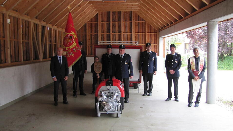 Nach der Installation und Weihe der neuen Feuerwehrpumpe Ziegler Ultra Power 4 war Fototermin mit Bürgermeister Harry Büttner, Fähnrich Jürgen Luginger, Taferlbub Sebastian Schreyer, FFW-Vorsitzendem Martin Schreyer, Kommandant Erhard Winter junior, Vorsitzendem Walter Weber, zweitem Kommandanten Elmar Held und dem Geistlichen Pfarrer John Varghese (von links). Nach der Installation und Weihe der neuen Feuerwehrpumpe Ziegler Ultra Power 4 war Fototermin mit Bürgermeister Harry Büttner, Fähnrich Jürgen Luginger, Taferlbub Sebastian Schreyer, FFW-Vorsitzendem Martin Schreyer, Kommandant Erhard Winter junior, Vorsitzendem Walter Weber, zweitem Kommandanten Elmar Held und dem Geistlichen Pfarrer John Varghese (von links).