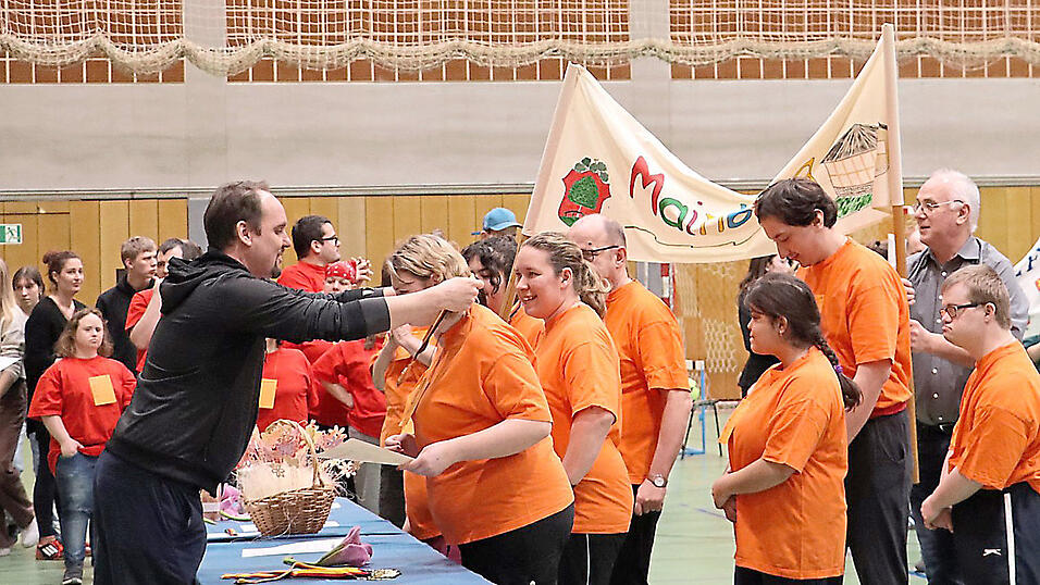 Jeder Teilnehmer bekam eine Medaille &uuml;berreicht.