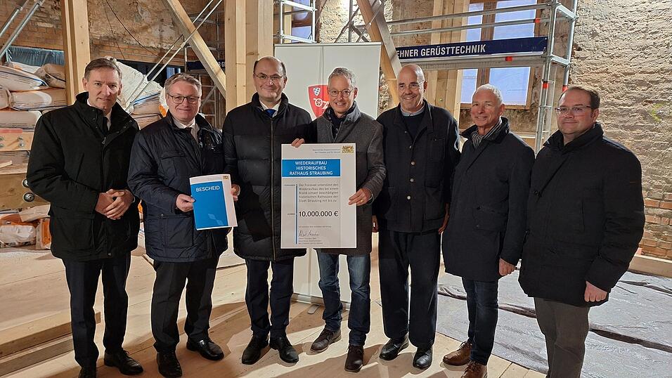 Freuen sich im Rathaussaal, dass das Geb&auml;ude in zwei Jahren fertig wiederaufgebaut sein wird (v.l.): Regierungspr&auml;sident Rainer Haselbeck, MdL Josef Zellmeier, Finanzminister Albert F&uuml;racker, Oberb&uuml;rgermeister Markus Pannermayr, Architekt Andreas Hild, langj&auml;hriger Baureferent Wolfgang Bach und Florian Speigl vom Hochbauamt.