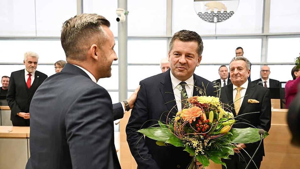 Sven Schulze bekommt Gl&uuml;ckw&uuml;nsche und einen Blumenstrau&szlig; vom AfD-Spitzenkandidaten Ulrich Siegmund.