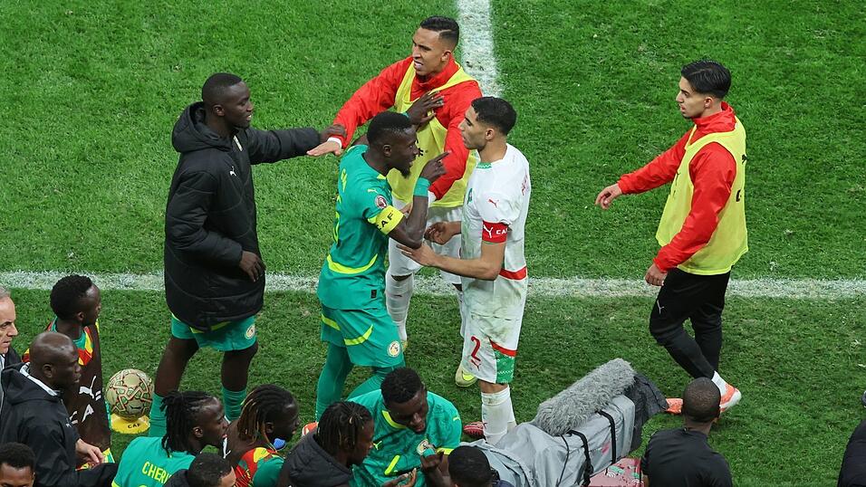 Die Spieler beider Teams gerieten im Finale des Afrika Cups m&auml;chtig aneinander. (Archivbild)