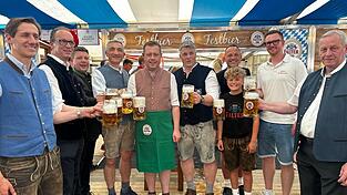 Nach dem gelungenen Anzapfen (v. l.): Mdl Stefan Ebner, MdL Martin Behringer, Pfarrer Alexander Kohl, Landrat Ronny Raith, Bürgermeister und Schirmherr Michael Adam, TSV- und Festausschussvorsitzender Robert Stiefel, Festbräu Sepp Falter mit Sohn Johann Benedikt, Vergnügungspark-Chef Ferdinand Büchl und Pfarrvikar Janusz Kloczko Nach dem gelungenen Anzapfen (v. l.): Mdl Stefan Ebner, MdL Martin Behringer, Pfarrer Alexander Kohl, Landrat Ronny Raith, Bürgermeister und Schirmherr Michael Adam, TSV- und Festausschussvorsitzender Robert Stiefel, Festbräu Sepp Falter mit Sohn Johann Benedikt, Vergnügungspark-Chef Ferdinand Büchl und Pfarrvikar Janusz Kloczko