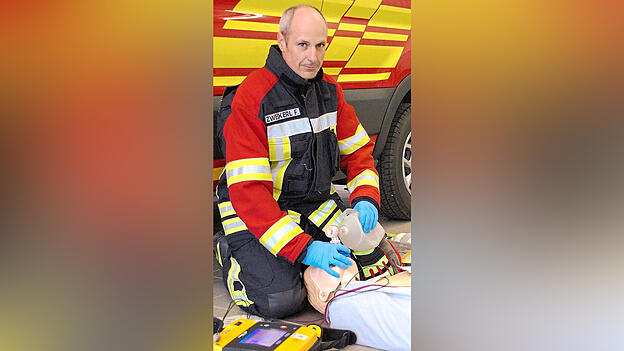 Florian Zweckerl, der Atemschutzbeauftragte der Feuerwehr Sarching, ist Leiter des dortigen CPR-Teams und Notfallsanit&auml;ter.