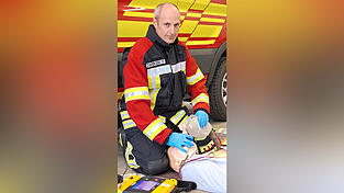 Florian Zweckerl, der Atemschutzbeauftragte der Feuerwehr Sarching, ist Leiter des dortigen CPR-Teams und Notfallsanitäter. Florian Zweckerl, der Atemschutzbeauftragte der Feuerwehr Sarching, ist Leiter des dortigen CPR-Teams und Notfallsanitäter.