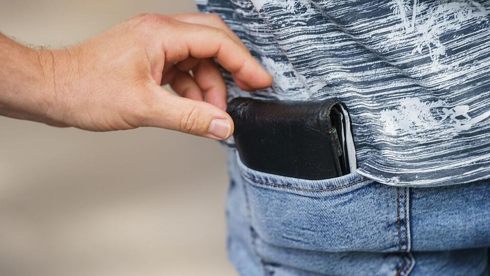 Ein Unbekannter hat einem Senior Geld aus dem Portemonnaie gestohlen. (Symbolbild)