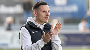 Trainer Tobias Beck setzt trotz der Tabellenlage auf eine engagierte Leistung seiner &bdquo;Dorfbuam&ldquo; im Ausw&auml;rtsspiel beim FC Memmingen am Samstagnachmittag.