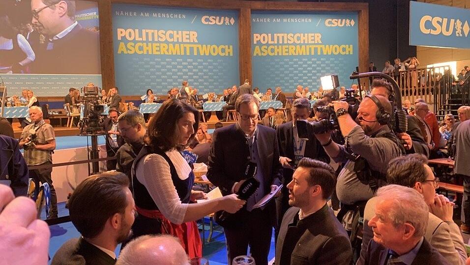 In Passau begr&uuml;&szlig;en CSU-Generalsekret&auml;r Martin Huber und seine Stellvertreterin Tanja Schorer-Dremel die angereisten Fans.