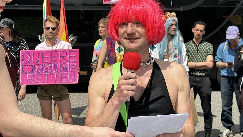 'Tuntenhaus'-Bewohner und einige Wörther zogen am Samstag durch Wörth an der Isar, weil sie um den Fortbestand ihres Wohnprojekts fürchten. 