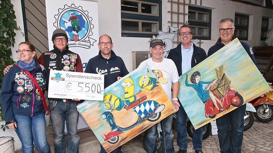 5500 Euro für KUNO in Regensburg. Gesammelt von Gernot Pajman (2.v.li.), seiner Lebensgefährtin Michaela Preschid (links) aus Österreich und bei der Scootervista durch die Vespafreunde Straubing. 2 Bilder von Friedrich Baumgartner (4.v.li.) werden noch versteigert. Mit dabei Jürgen Weber, Vorstand der Vespafreunde (3.v.li.), Stadtrat Holger Frischut (2.v.rechts) und Vespafreunde-Kassier Christian Stock (rechts). 5500 Euro für KUNO in Regensburg. Gesammelt von Gernot Pajman (2.v.li.), seiner Lebensgefährtin Michaela Preschid (links) aus Österreich und bei der Scootervista durch die Vespafreunde Straubing. 2 Bilder von Friedrich Baumgartner (4.v.li.) werden noch versteigert. Mit dabei Jürgen Weber, Vorstand der Vespafreunde (3.v.li.), Stadtrat Holger Frischut (2.v.rechts) und Vespafreunde-Kassier Christian Stock (rechts).