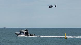 Einsatzkräfte suchten mit Booten und einem Helikopter nach dem Opfer. Einsatzkräfte suchten mit Booten und einem Helikopter nach dem Opfer.