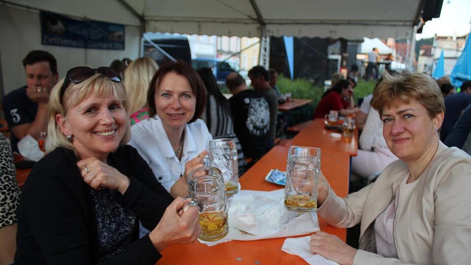Viele Landshuter genossen ihren Freitagabend auf dem Bismarckplatzfest.
