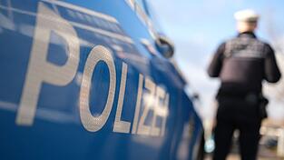 Die Polizei ermittelt zu den Hintergründen des Unfalls. (Symbolbild)