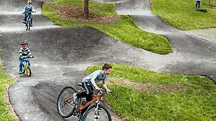 Der Pumptrack kann sowohl von Bikern, als auch Skatern genutzt werden. Der Pumptrack kann sowohl von Bikern, als auch Skatern genutzt werden.