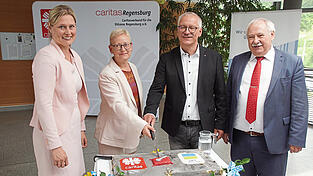 Von links: Sylvia Pemmerl, Brigitte Iding, Michael Weißmann und Hermann Brandl beim Anschneiden der kunstvoll verzierten Torte. Von links: Sylvia Pemmerl, Brigitte Iding, Michael Weißmann und Hermann Brandl beim Anschneiden der kunstvoll verzierten Torte.