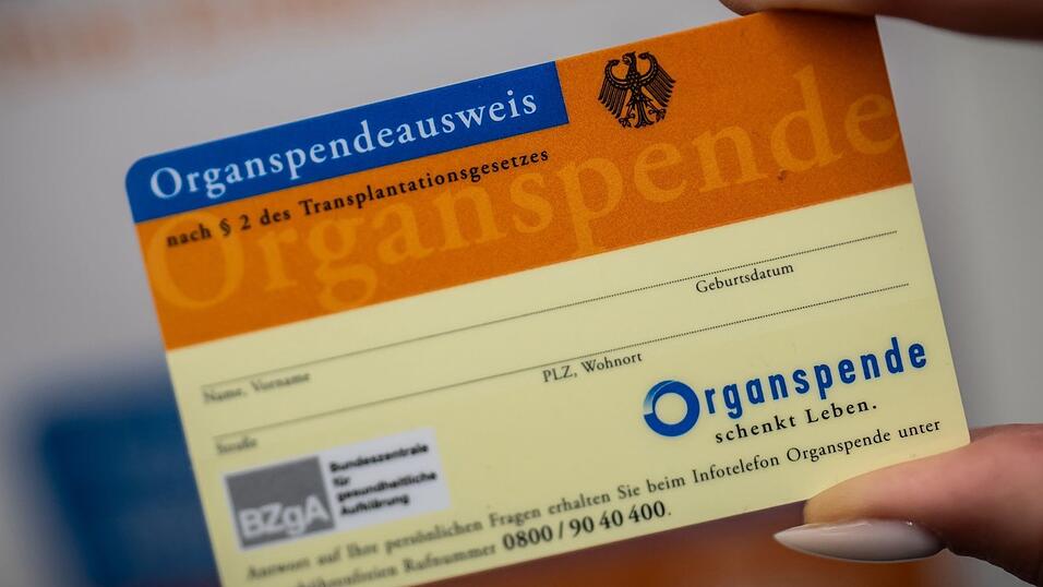 Bayernweit warten mehr als 1.000 Patientinnen und Patienten auf eine Organspende. (Symbolbild)