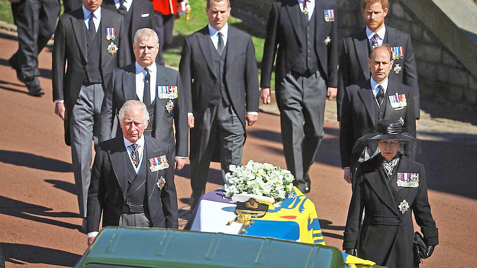 Prinzessin Anne (r.-l.), Thronfolger Prinz Charles, Prinz Edward (2. v. r), Prinz Andrew, Prinz Harry (3. v. r.-l.), Peter Phillips, Prinz William (4. v. r.-l.) und Vizeadmiral Sir Timothy Laurence folgen dem Sarg von Prinz Philip vor der Sankt-Georgs-Kapelle auf Schloss Windsor. Prinzessin Anne (r.-l.), Thronfolger Prinz Charles, Prinz Edward (2. v. r), Prinz Andrew, Prinz Harry (3. v. r.-l.), Peter Phillips, Prinz William (4. v. r.-l.) und Vizeadmiral Sir Timothy Laurence folgen dem Sarg von Prinz Philip vor der Sankt-Georgs-Kapelle auf Schloss Windsor.