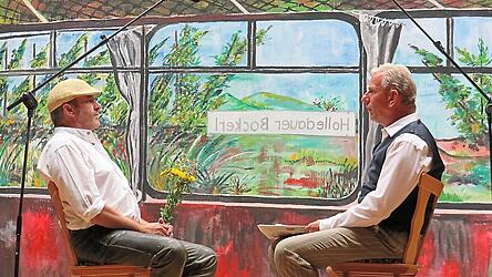 Die Strawanza haben am Festwochenende ein Theaterstück zur Bockerlbahn geplant, hier zu sehen v.l.: Markt-Strawanza Ritsch Ermeier und Peter Sachsenhauser vor dem handgemalten Bühnenbild.