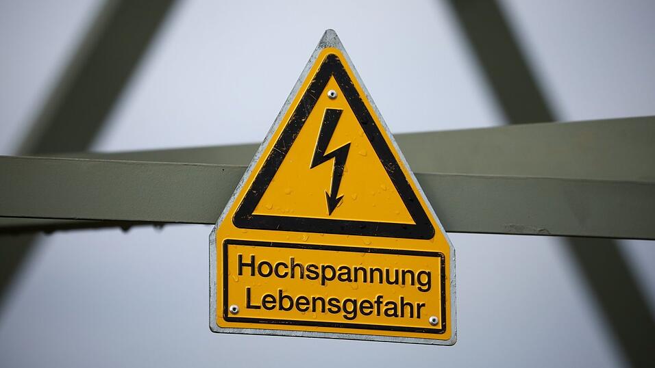 Das Schild «Hochspannung Lebensgefahr» hängt an einem Strommast.
