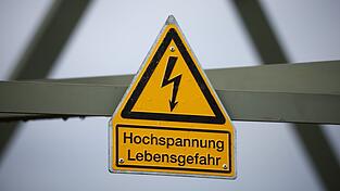 Das Schild «Hochspannung Lebensgefahr» hängt an einem Strommast.