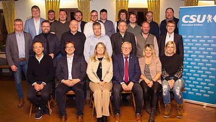 CSU-B&uuml;rgermeisterkandidat Sepp Kammermeier (3. v. r. sitzend) mit den nominierten Kandidaten und Ersatzkandidaten f&uuml;r den Eschlkamer Marktrat.