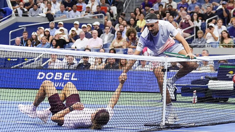 Lorenzo Sonego (r) hilft Zverev nach einem Strauchler wieder auf die Beine. Lorenzo Sonego (r) hilft Zverev nach einem Strauchler wieder auf die Beine.
