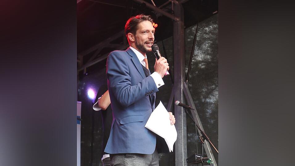 Knapp 2.000 Teilnehmer feierten am Samstag in Landhut den ersten Christopher-Street-Day Niederbayerns.