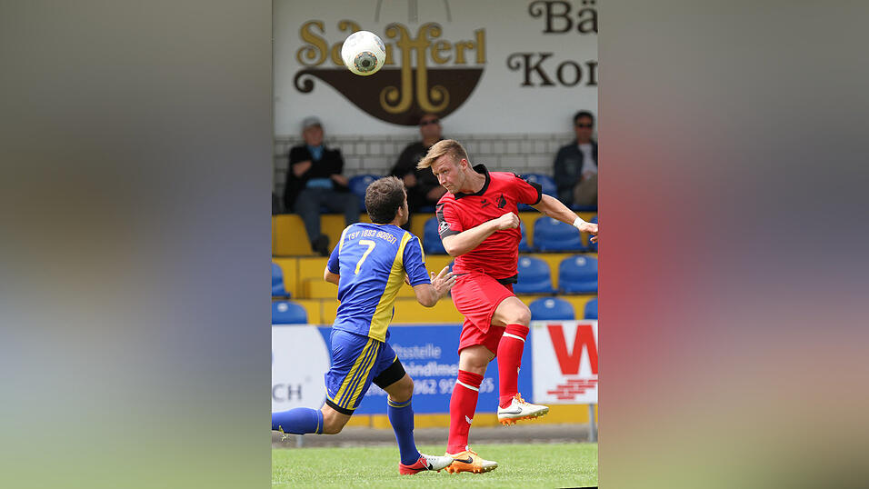Der TSV Bogen versetzte dem Favoriten aus Affing in der Nachspielzeit den Lucky Punch und siegte mit 2:1 (Foto: Schindler). Der TSV Bogen versetzte dem Favoriten aus Affing in der Nachspielzeit den Lucky Punch und siegte mit 2:1 (Foto: Schindler).