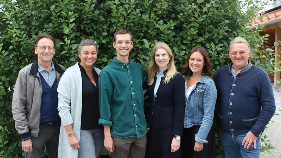 Begrüßten den neuen Jugendpfleger Philipp Barthelme (3. v. l.) in ihrer Mitte (v. l.): der Auer Bürgermeister Hans Sailer und seine Jugendreferentin Tanja Rieder, Martha Suda von der Geschäftsführung des Kreisjugendrings Freising, Nandlstadts Jugendreferentin Maria Rauscher und Bürgermeister Gerhard Betz. Foto: Markt Au Begrüßten den neuen Jugendpfleger Philipp Barthelme (3. v. l.) in ihrer Mitte (v. l.): der Auer Bürgermeister Hans Sailer und seine Jugendreferentin Tanja Rieder, Martha Suda von der Geschäftsführung des Kreisjugendrings Freising, Nandlstadts Jugendreferentin Maria Rauscher und Bürgermeister Gerhard Betz. Foto: Markt Au