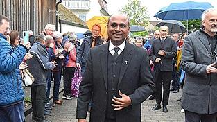 Ein langes Spalier von Gratulanten leitete Pater Joseph zur Remise.