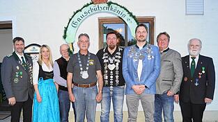 Gau-Sch&uuml;tzenmeister Thomas Platzer (r.) Konnte mit Gausportleiter Christian Fischer (l.) den neuen Sch&uuml;tzenk&ouml;nigen zu ihren Erfolgen gratulieren - mit auf dem Foto sind die stellvertretende Gausportleiterin Miriam Hausner, Luftgewehr-Auflage-K&ouml;nig Johann Feldbauer, Luftgewehr-Gau-K&ouml;nig Sascha Rauer, Pistolen-Gau-K&ouml;nig Markus V&ouml;gerl und die beiden Sch&uuml;tzenmeister der Schlo&szlig;sch&uuml;tzen Waffenbrunn, Peter Merkl und Ludwig Schmaderer.