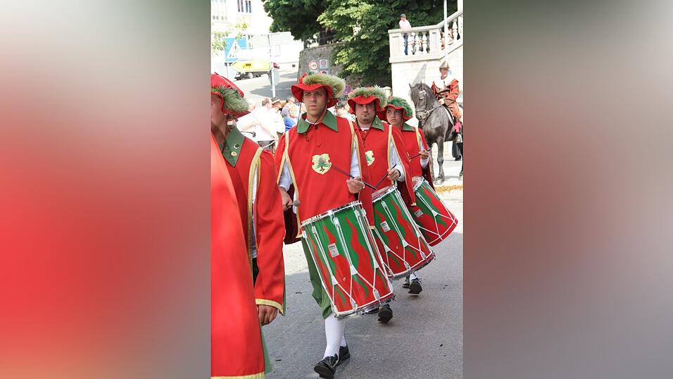 Die schönsten Augenblicke des historischen Drachenstich-Festzuges 2016. Die schönsten Augenblicke des historischen Drachenstich-Festzuges 2016.