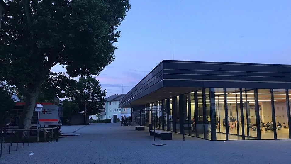 Die Bewohner der Asylbewerberunterkunft in der ehemaligen Preckleinhalle werden zu Turnhalle der Sandtner-Realschule gefahren.